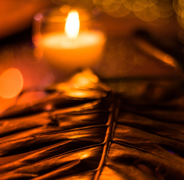 Image apaisante bougie allée lumière tamisee propice à la relaxation