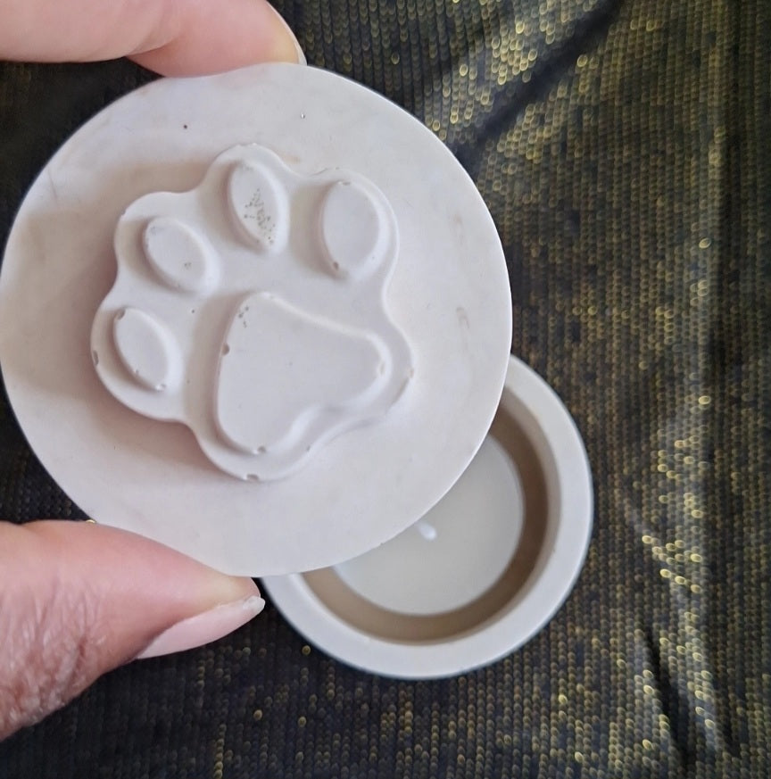 Boite ronde patte animal ouverte