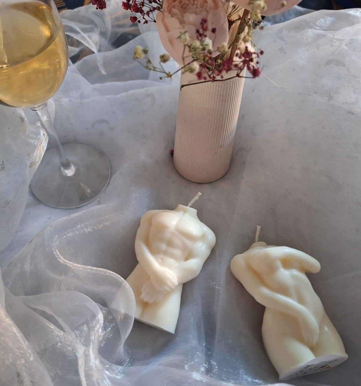 Apportez une touche artistique et sensuelle à votre intérieur avec nos bougies corps, sculptées à la main en France. Chaque modèle – homme ou femme – célèbre l’élégance des formes naturelles et s’impose comme une véritable pièce décorative.