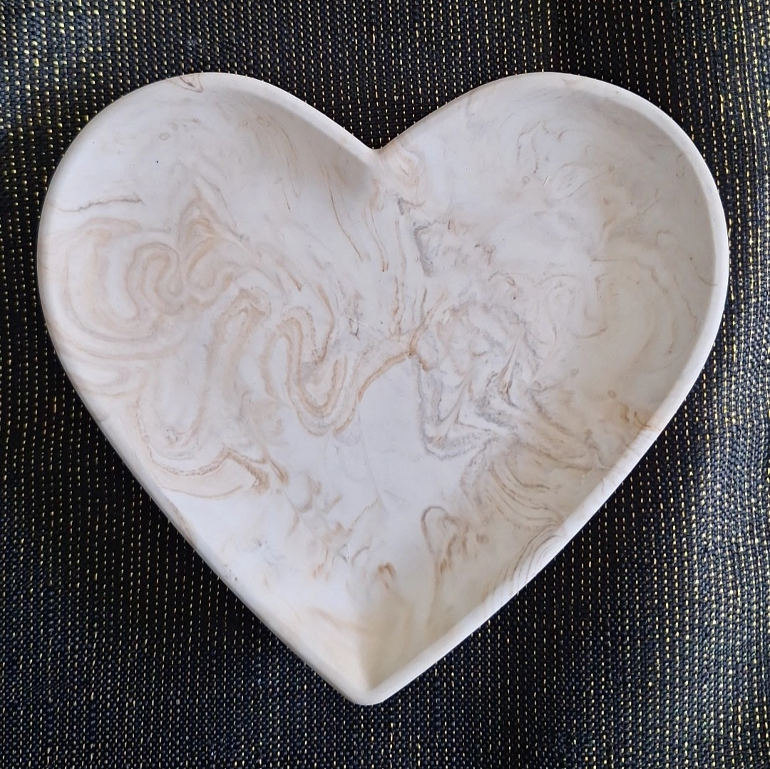 Coupelle coeur marbrée beige en jesmonite made in Roubaix