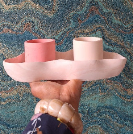 Les points forts de cette création :
​Design Sculptural : Ses contours organiques s'inspirent des éléments de la nature, offrant une esthétique moderne et épurée qui s'intègre à tout style de mobilier.
​Usage Polyvalent : Conçue pour être bien plus qu'un simple récipient, cette coupe fera office de vide-poche sophistiqué, de présentoir pour vos bijoux ou de support élégant pour vos bougies artisanales.
​Finition Artisanale : Sa teinte rose poudré délicatement marbrée témoigne d'un savoir-faire minutieux, fa