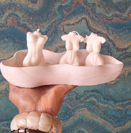 Les points forts de cette création :
​Design Sculptural : Ses contours organiques s'inspirent des éléments de la nature, offrant une esthétique moderne et épurée qui s'intègre à tout style de mobilier.
​Usage Polyvalent : Conçue pour être bien plus qu'un simple récipient, cette coupe fera office de vide-poche sophistiqué, de présentoir pour vos bijoux ou de support élégant pour vos bougies artisanales.
