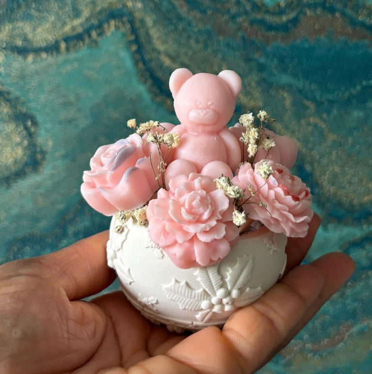 Bouquet avec ourson dans pot décoré gui hiver . Déco de table