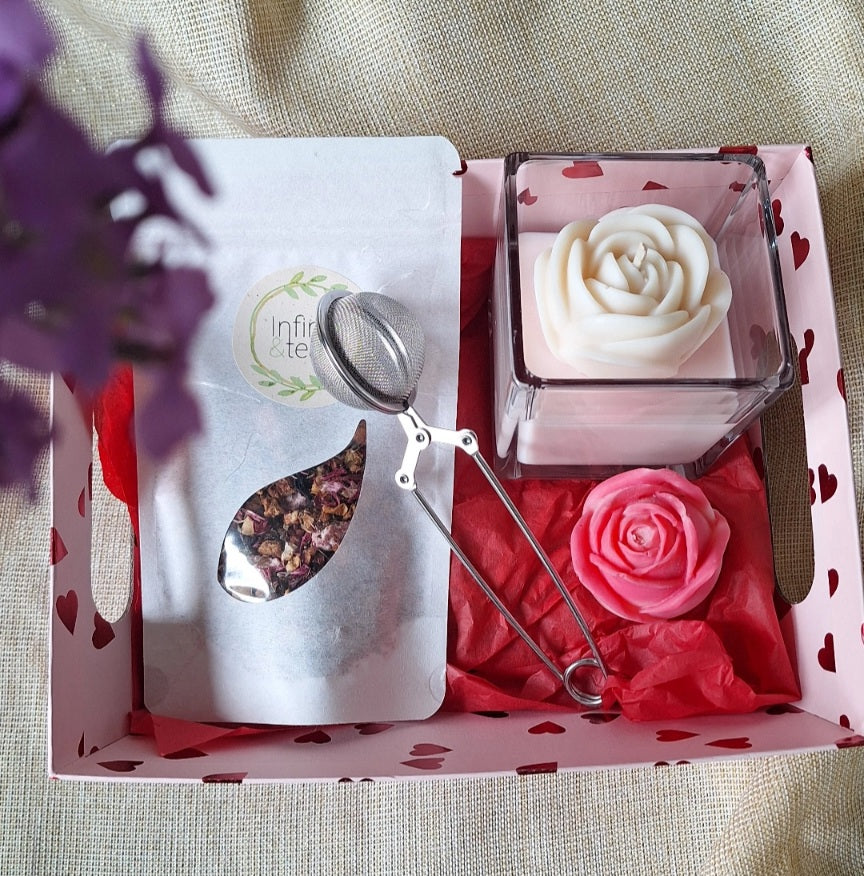 Panier ouvert rose avec des coeurs avec boule à thé et infusion par melissa de infiniandtea
