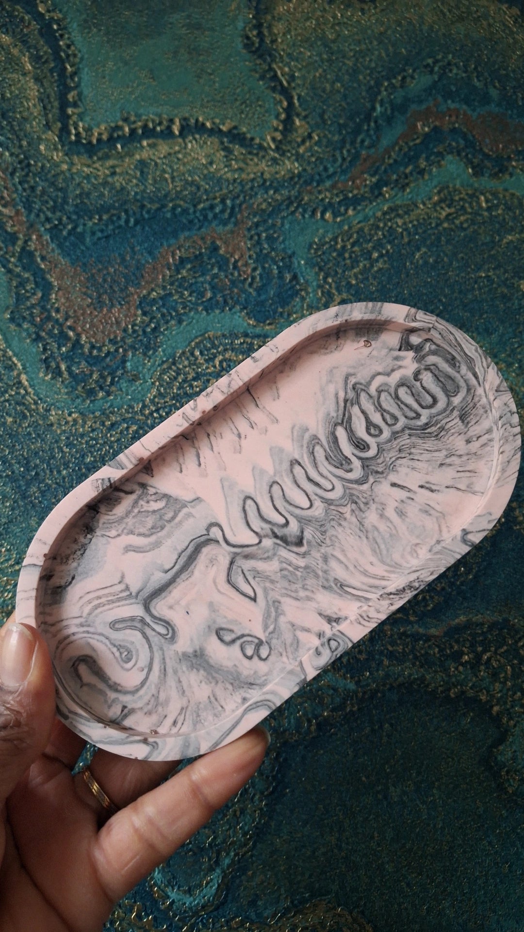 Artisanal plateau marbré rose en jesmonite