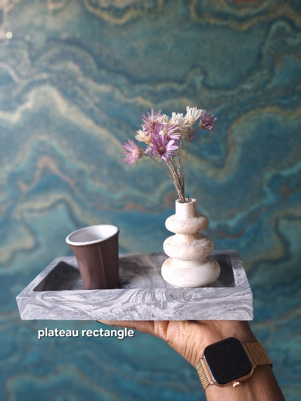 En mode café plateau rectangle portant un vase et une tasse à café
