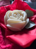 Mariage baptême anniversaire ou une invitation à diner. Offrez cette création artisanale intemporelle
Rose cire vegetale sur fond papier de soie rouge et feuille eucalyptus séchée