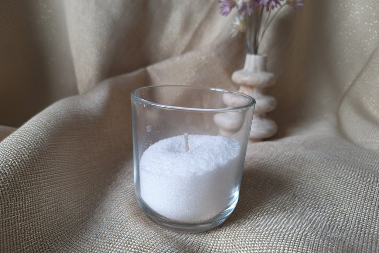 On met la mèche et on la laisse dépasser de 5mm max
Verre nutella vide

"Sable de cire végétale parfumée de Grasse pour création de bougie DIY facile"