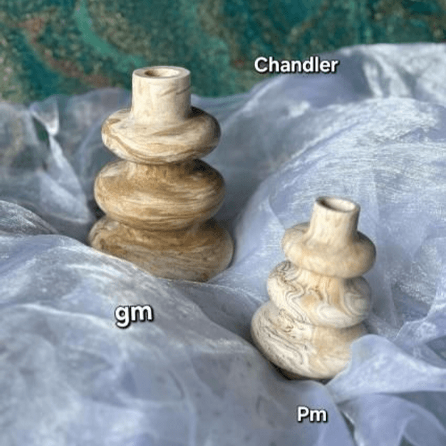 Vases en jesmonite dotés de formes genereuses . 2 formats disponibles. Posés sur un voile 