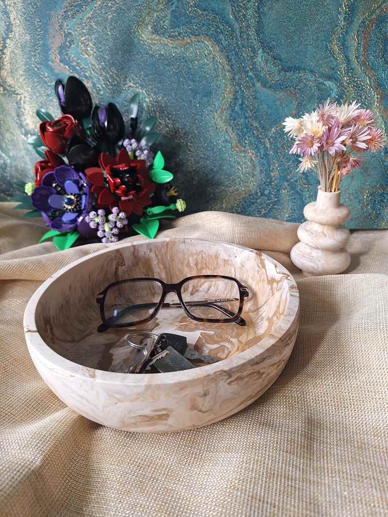 Lunette et clefs dans ce vide poches en jesmonite